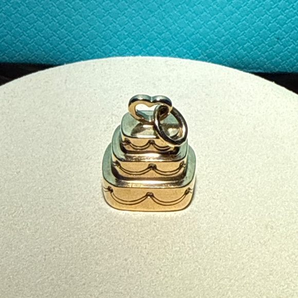 Tiffany & Co. 18k gold wedding cake charm pendant (rare) - Picture 10 of 12